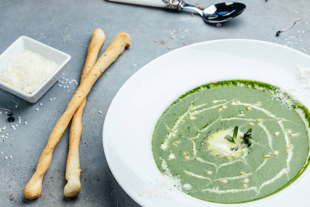 Green cream soup of spinach and broccoli with parmesan, Vegetarian dish. healthy food and diet, - Foto, Bild