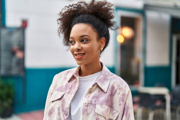 Fiatal afro-amerikai nő mosolyog magabiztos áll az utcán - Fotó, kép