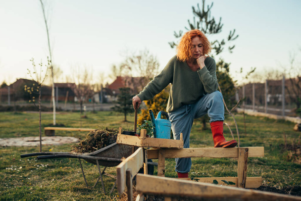 woman in her backyard thinking what to plant - Foto, imagen