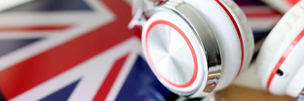 Kopfhörer auf dem Hintergrund der Flagge Großbritanniens - Foto, Bild