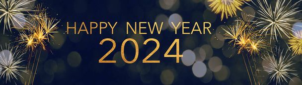 Mutlu yıllar 2024 Silvester Partisi Kutlama arka plan panoraması uzun sarı havai fişekler ve koyu mavi gece dokusunda bokeh ışıkları - Fotoğraf, Görsel
