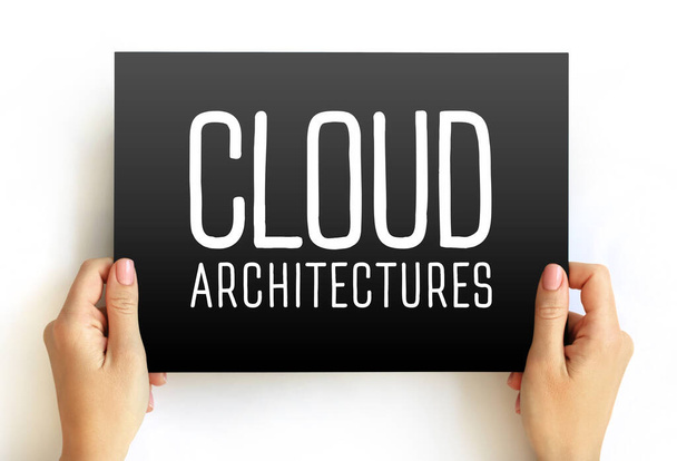 Arquiteturas de nuvem - forma como os componentes de tecnologia se combinam para construir um conceito de nuvem e texto no cartão - Foto, Imagem