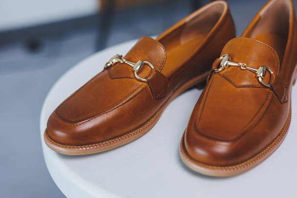 Chaussures en cuir marron pour femme close-up. Nouvelle collection de chaussures d'été en cuir pour femmes. - Photo, image