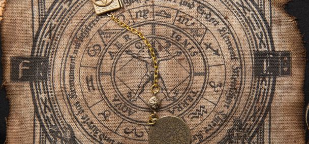 Ancien fond ésotérique de sorcellerie. Occultes et paganisme vieux symbole, avec runes mystérieuses et alphabet. - Photo, image