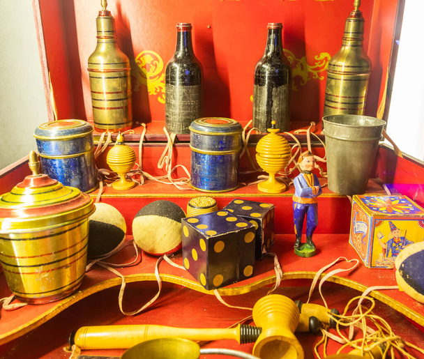 Νοσταλγικά παλιά παιχνίδια, τέλη του 1800. Έννοια της παιδικής ηλικίας, αντίκες, νοσταλγία - Φωτογραφία, εικόνα