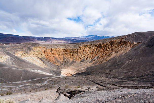 死の谷国立公園のウベベ・クレーターは、数百年前に噴火した火山の遺跡です。 - 写真・画像