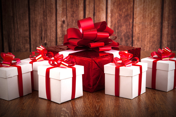 una scatola regalo rossa scatole regalo bianche
 - Foto, immagini