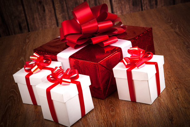 een rode geschenk vak witte geschenkdozen - Foto, afbeelding