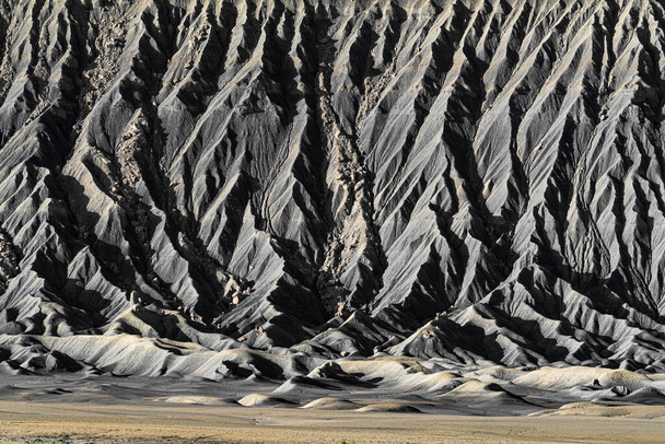 Detalle texturizado de la base de Butte erosionada en las Badlands de Caineville de Utah - Foto, Imagen