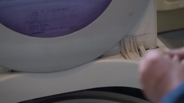 Çamaşır makinesini temizleyen kadın - Video, Çekim