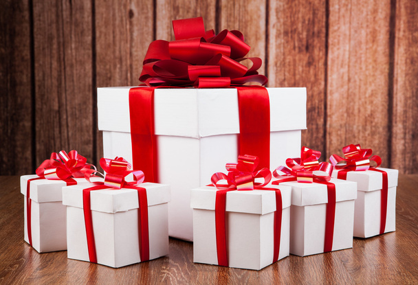 une grande boîte-cadeau blanche et des boîtes-cadeaux blanches
 - Photo, image