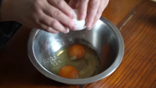 Mujer rompiendo un huevo
 - Metraje, vídeo