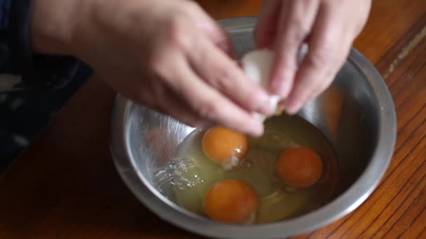 Γυναίκα σπάσιμο αυγών - Πλάνα, βίντεο