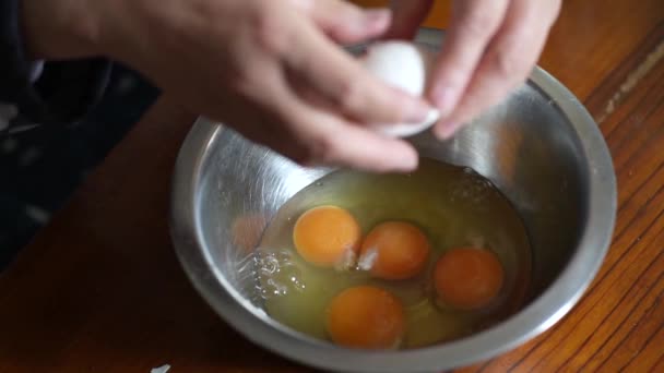 Nő egy tojás törés - Felvétel, videó