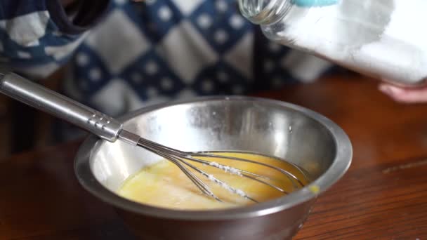 Žena, která dává cukr do vaječného džusu - Záběry, video