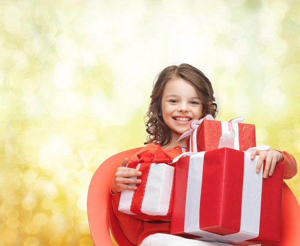 smiling little girl with gift boxes - Foto, afbeelding