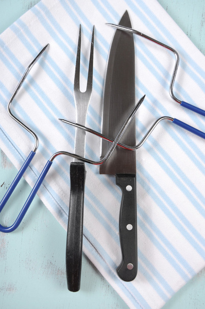 Ensemble fourchette à découper, couteau et ustensile pour dinde rôtie
 - Photo, image