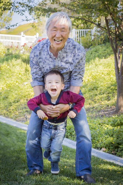 外の混合レース孫と一緒に楽しんで中国語おじいちゃん - 写真・画像