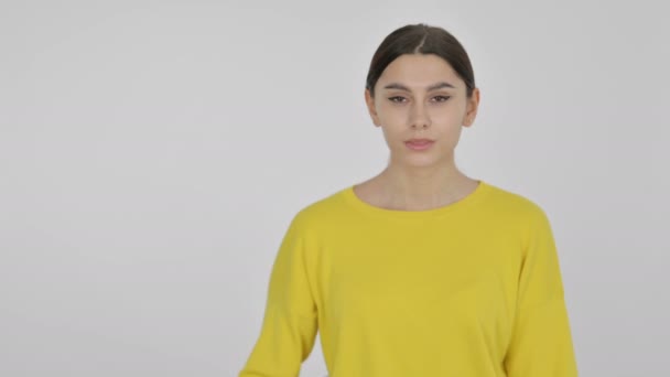Ισπανίδα γυναίκα κρατώντας το προϊόν στο χέρι, διαφήμιση χειρονομίες σε λευκό φόντο - Πλάνα, βίντεο
