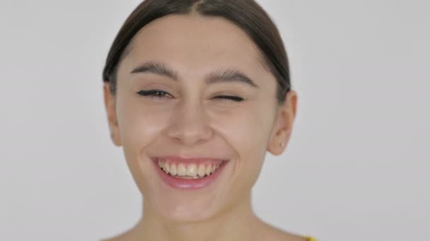 Πρόσωπο της ισπανίδας γυναίκας που κλείνει το μάτι στην κάμερα - Πλάνα, βίντεο