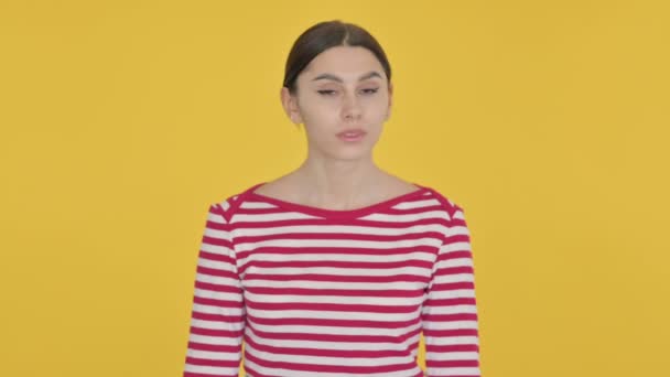 黄色の背景に拒絶反応で頭を振るスペイン人女性 - 映像、動画