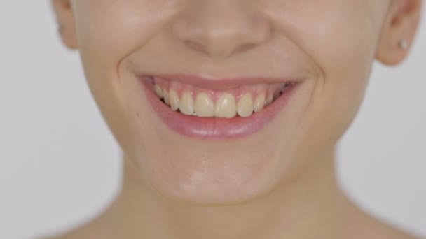 Primo piano della bocca sorridente di una donna spagnola  - Filmati, video