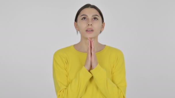 Ελπίδα Ισπανίδα γυναίκα προσεύχεται με τα μάτια κλειστά σε λευκό φόντο - Πλάνα, βίντεο