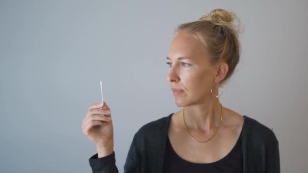 Med Close Frau schaut zu Hause nasal PCR-Selbsttest auf Covid-19 - Filmmaterial, Video