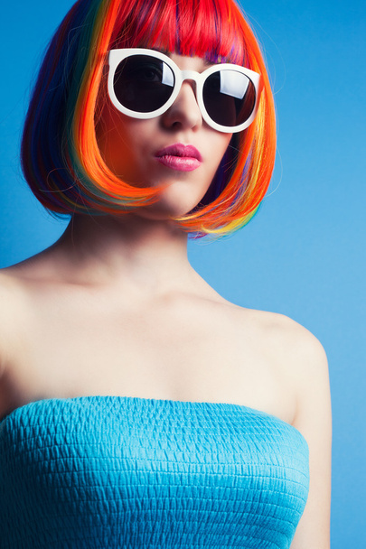 Woman in wig and sunglasses - Foto, imagen