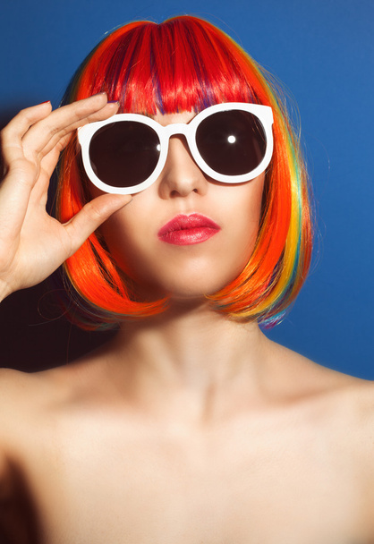 Woman in wig and sunglasses - Foto, Imagem