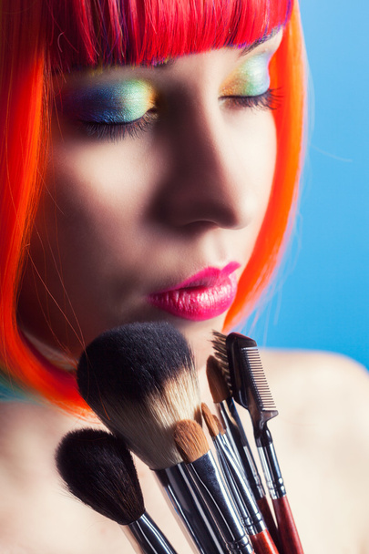 mujer con pinceles de maquillaje
 - Foto, Imagen