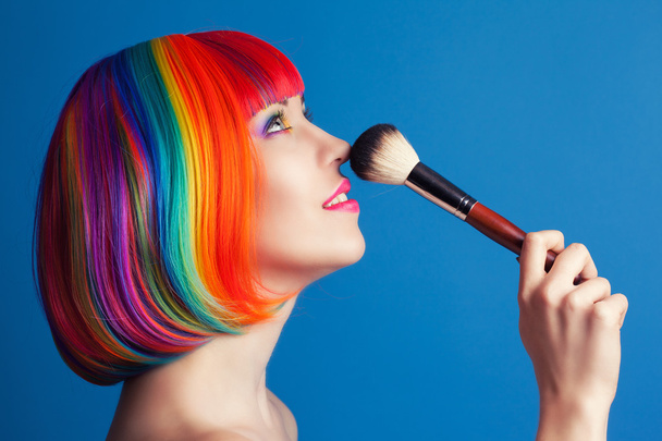 Woman with make-up brush - Foto, afbeelding