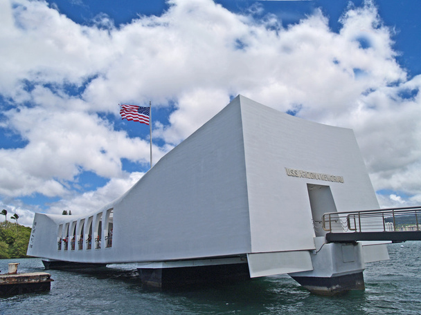 Bandera de Estados Unidos ondeando sobre el USS Arizona Memorial en Pearl Harbor, Honolulu, Hawaii
. - Foto, Imagen