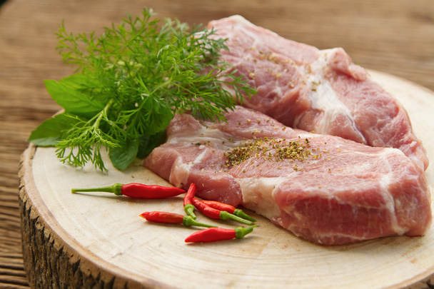 Syrové vepřové maso na řezací desce a zelenině - Fotografie, Obrázek