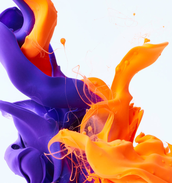 Kreativní dynamické abstraktní pozadí s tekoucím cákáním barvy ve vodě - Fotografie, Obrázek