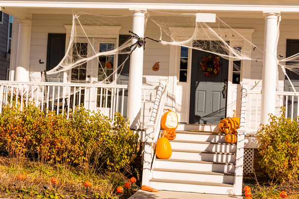 Alpendre da casa decorado para Halloween
 - Foto, Imagem