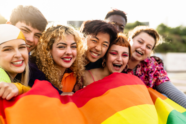 Monipuolinen nuoria ystäviä juhlii homo ylpeys festivaali - LGBTQ yhteisökäsite - Valokuva, kuva