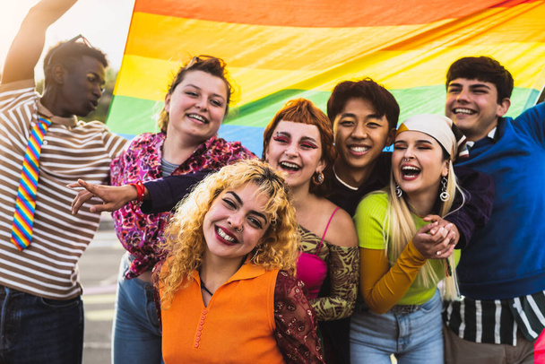 Boldog sokszínű fiatal barátok ünnepli meleg büszkeség fesztivál - LMBTQ közösségi koncepció - Fotó, kép