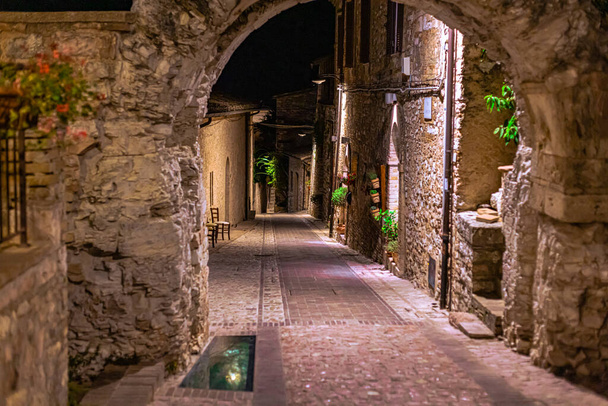 Vista nocturna de la ciudad medieval de Spello en Umbría, Italia - Foto, imagen