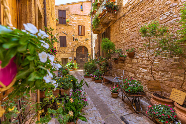 Street view of the medieval town of Spello in Umbria, Italy - Foto, Imagen