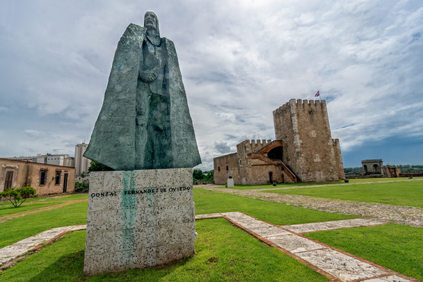 Gonzalo Fernandez de Oviedo szobra előtt erőd, a régi része Santo Domingo, Dominikai Köztársaság - Fotó, kép