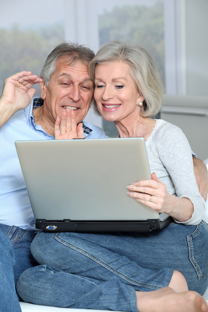 Senior couple waving at web camera - Fotoğraf, Görsel