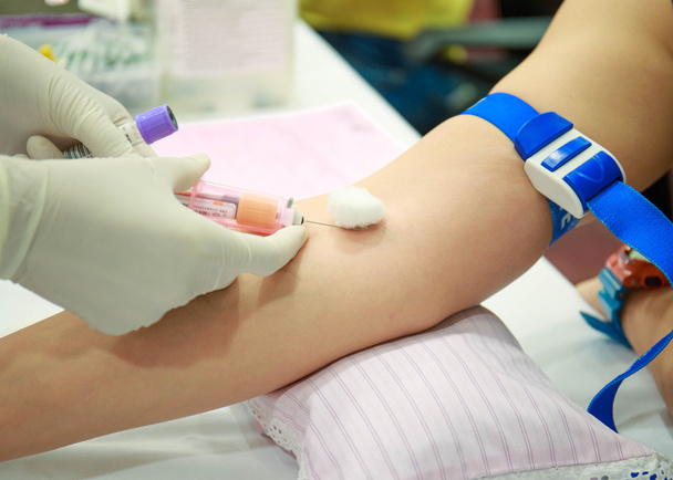 mladá žena s krevní test - Fotografie, Obrázek