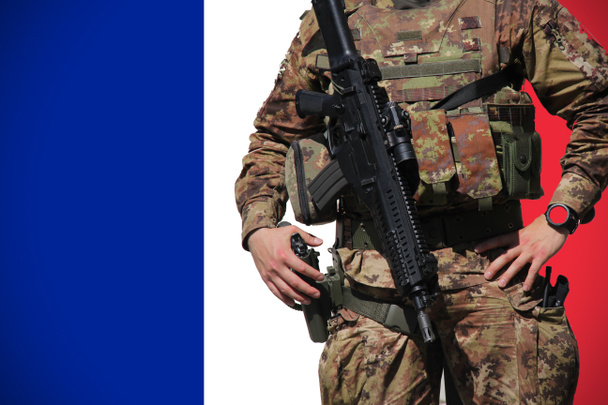 Bandera de Francia con el Soldado como fondo, concepto de Ejército . - Foto, Imagen