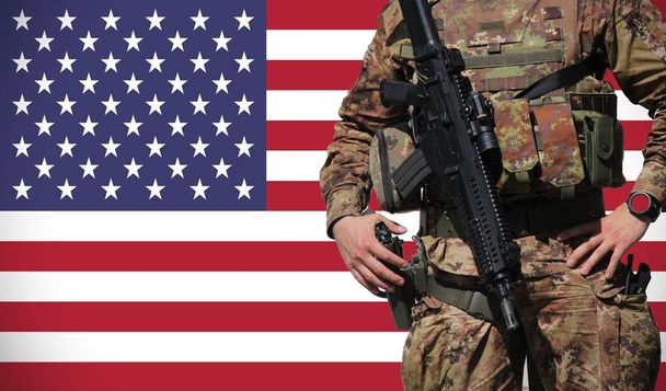 Bandeira americana com o soldado como pano de fundo, conceito de Exército . - Foto, Imagem