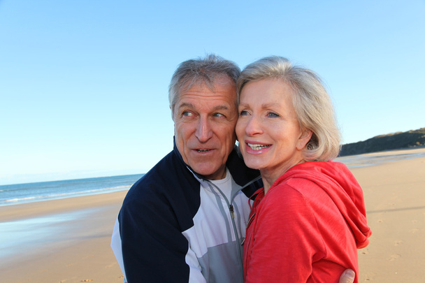 海によって行使年配のカップル - 写真・画像
