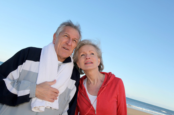 Seniorenpaar übt am Meer - Foto, Bild