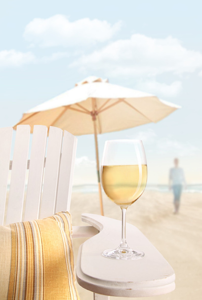 Lasi viiniä adirondack tuoli rannalla
 - Valokuva, kuva