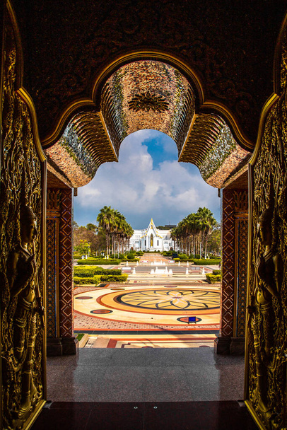 Temple Wat Chantaram et Wat Tha Sung, Sanctuaire de cristal de 100 m de long, à Uthai Thani, Thaïlande - Photo, image