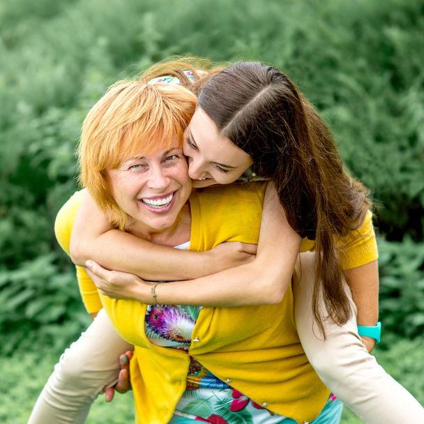 Πορτρέτο της μητέρας με την κόρη της στο πάρκο - Φωτογραφία, εικόνα